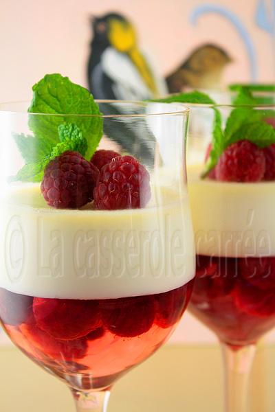 Panna cotta de mascarpone à l'eau de rose et gelée de rosé aux framboises