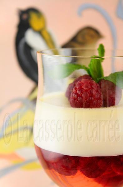 Panna cotta de mascarpone à l'eau de rose et gelée de rosé aux framboises