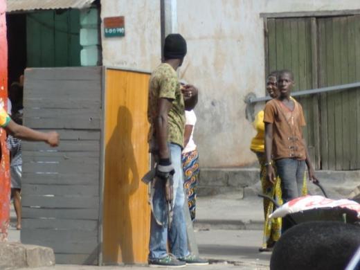 Quand les jeunes des quartiers s’improvisent gendarmes… et voleurs en Côte d’Ivoire