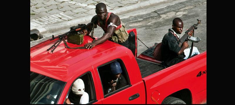 Ils n’ont plus rien à perdre et cela se lit dans leurs regards autant que dans la façon farouche dont ils se cramponnent à leurs fusils d’assaut. Les derniers commandos de Laurent Gbagbo, chassés des villes du nord par l’avancée en tenaille des partisans d’Alassane Ouattara, ont convergé toute la semaine dernière vers Abidjan, leur ultime bastion, à bord de pick-upcommecelui-ci. Tous ont appris l’adoption par l’ONUd’une résolution autorisant les troupes étrangères à intervenir pour« neutraliser les armes lourdes utilisées contre les civils », mais on les sent prêts à se battre jusqu’au bout... Et c’est bien ce qu’ils ont fait, sans hésiter à ravager leur propre pays. 