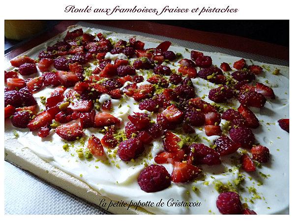 ROULÉ AUX FRAMBOISES, FRAISES ET AUX PISTACHES roule1.jpg