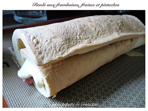 ROULÉ AUX FRAMBOISES, FRAISES ET AUX PISTACHES roule2.jpg