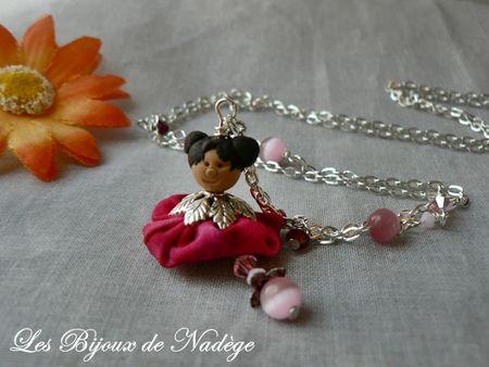 Belles demoiselle asiatique en vente pour la croix rouge P1200160