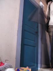 porte, bottes bleues