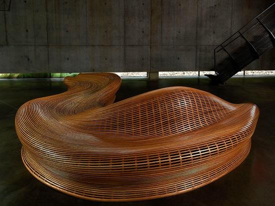 Un banc en chêne courbé par Matthias Pliessnig - 2