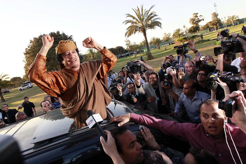 L’Union africaine semble avoir fait un pas pour ramener la paix en Libye. Ce dimanche à Tripoli, Mouammar Kadhafi, ici à la sortie de la réunion, a accepté la ''feuille de route'' pour la paix proposée par la délégation de chefs d’Etat, qui prévoit notamment la mise en place immédiate d'un cessez-le-feu et l'acheminement de l'aide humanitaire aux populations. (Crédits photo: Louafi Larbi / Reuters)
