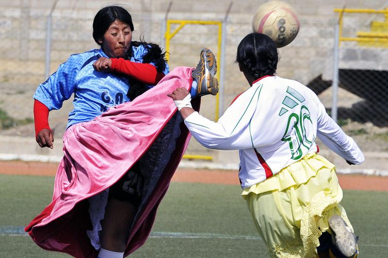 En Bolivie, les jupons ont remplacé les tenues habituelles de football. Sur la pelouse du stade de El Alto, les femmes n’hésitent plus à ressortir les tenues folkloriques d’autrefois, les «Cholitas», pour jouer au ballon rond. Ce sport est l’une des distractions les plus appréciées de ce pays. (Crédits photo: Aizar Raldes/AFP)