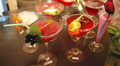 Le retour des cocktails de légende Le métier de barman retrouve ses lettres de noblesse grâce à la pugnacité de l'Association barmen de France (ABF), qui a réussi à faire inscrire la spécialité au concours des meilleurs ouvriers de France. Crédits photo : Andreas Manolis/Reuters.