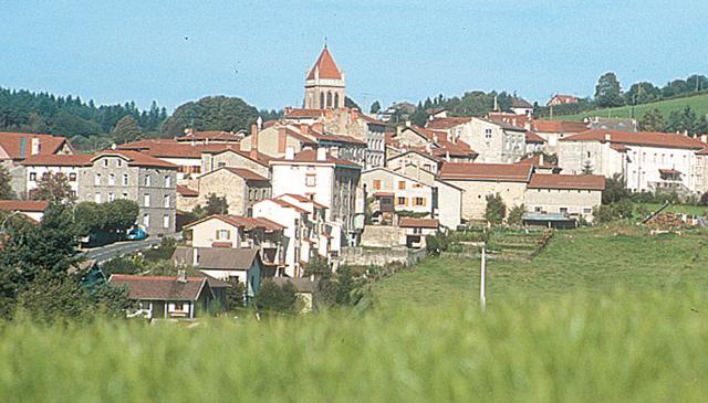 Le policier sado maso menotte un mineur a un arbre http://static.mcetv.fr/img/2011/04/st-genest.jpg