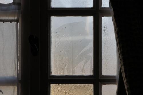 Au réveil.
T’as regardé la météo par la fenêtre?
Un bond... Au réveil.
T’as regardé la météo par la fenêtre?
Un bond...