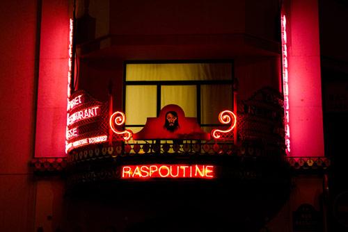 Chez-Raspoutine-cabaret-rouge-repere-underground-facade-paris-hoosta-magazine