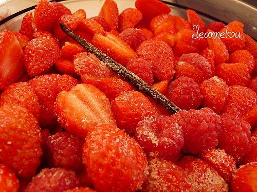 Salade de Gariguettes et framboises P1020704.JPG