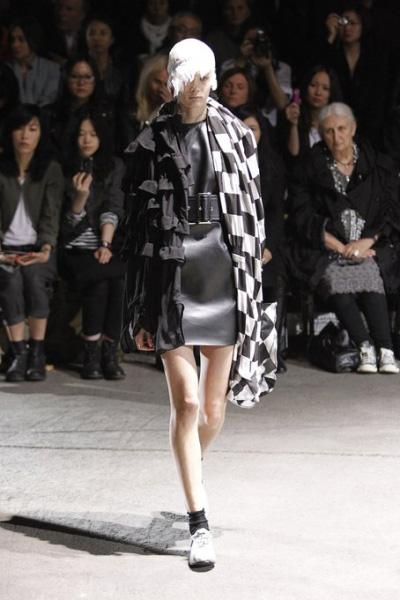 Rei-Kawakubo-creatrice-podium-le-blog-de-l-hotel-design-20-ph-paris-dans-le-marais La mode ovniesque de Comme des Garcons