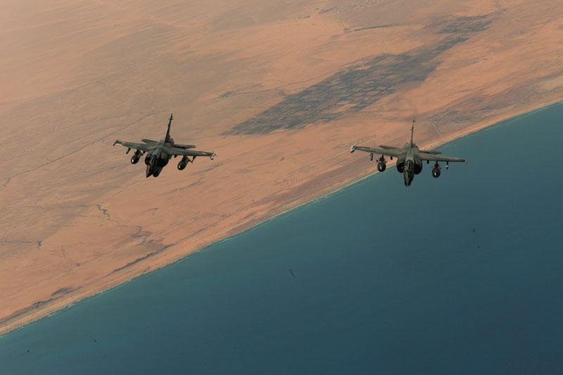 <b></div>EN CHASSE</b>. C’est une image exceptionnelle. Pour la première fois, deux Mirage F1 ont été photographiés au-dessus de la Libye, le week-end dernier. Une journée intense pour l’aviation française, sous commandement de l’Otan, pour faire respecter la zone d’exclusion aérienne. À bord d’un avion-ravitailleur C-135 de l’armée française, le photographe Patrick Aventurier raconte: « Nous sommes restés en l’air pendant plus de huit heures dans le ciel libyen. Envol de combat, de nombreux appareils, Mirage F1, Mirage 2000 et Rafale, sont venus se ravitailler en carburant toutes les quarante-cinq minutes environ. Ce jour-là, la chasse a forcé un avion libyen de la rébellion à se poser et a procédé à de nombreux bombardements.» 