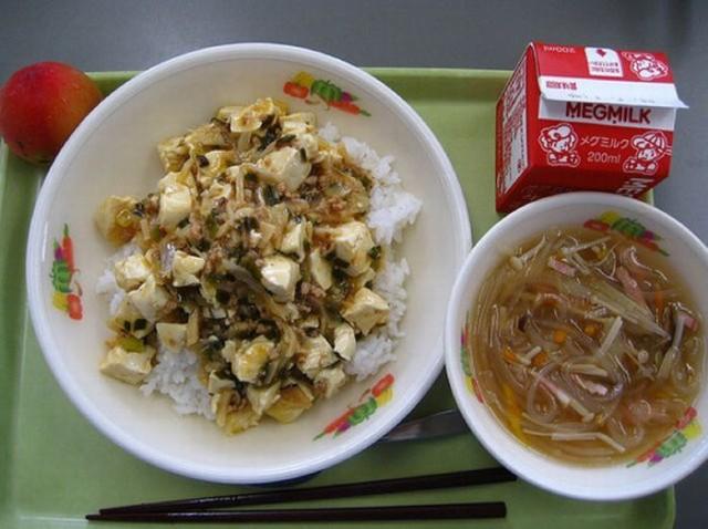 Repas cantine japon 1 640x478 Les repas des cantines scolaires dans le monde