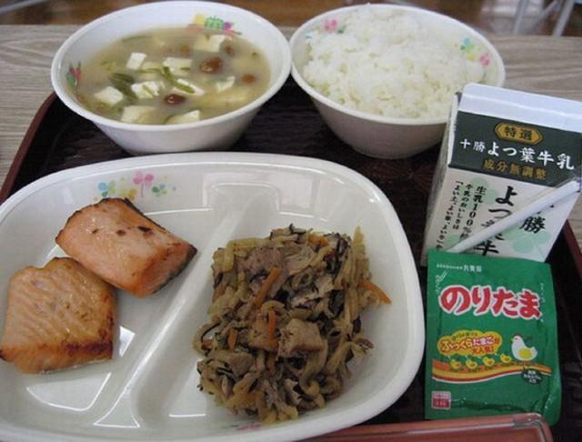 Repas cantine Japon 2 640x486 Les repas des cantines scolaires dans le monde