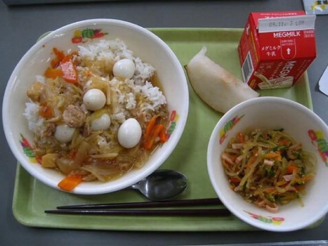 Repas cantine Japon 640x479 Les repas des cantines scolaires dans le monde
