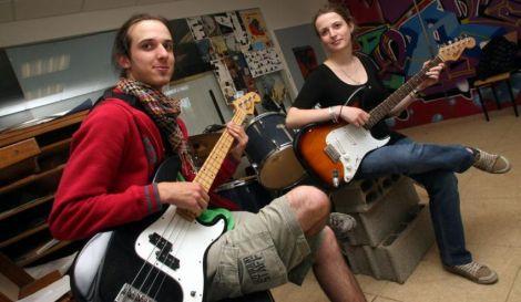 Des lycéens Roquestars http://static.mcetv.fr/img/2011/04/lyceen-musicien-en-argentine.jpg