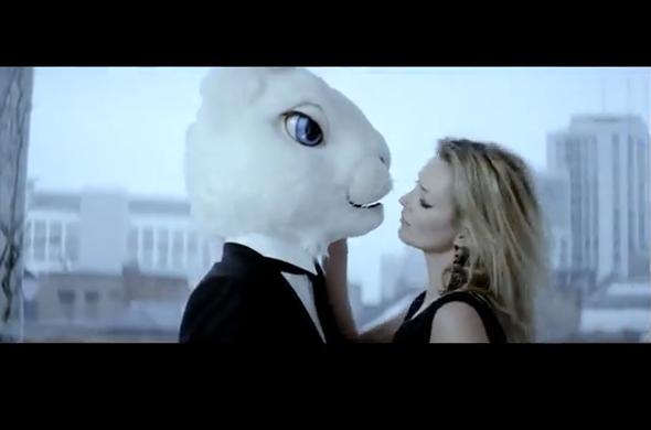 Kate Moss drague un lapin