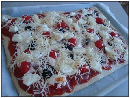 Pizza jambon cru et tomates cerise