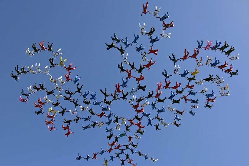 <b></div>CHORÉGRAPHIE.<b></b> Le 17 avril dernier, quelques 185 parachutistes de 24 pays différents ont exécuté la formation géante du phoenix, dans le ciel au dessus de la ville de DeLand, en Floride.