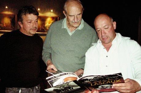  Claude Douce (au centre) découvrant la BD sur Lascaux de Thierry Félix et Philippe Bigotto.  Archives Alain Bernard  