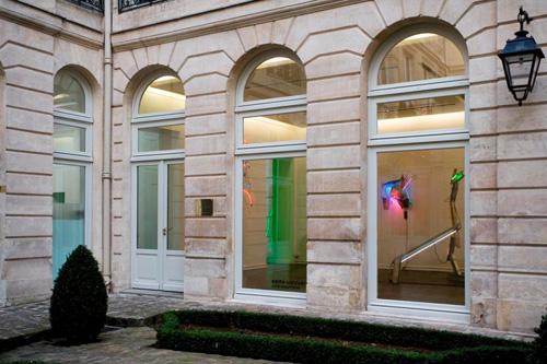 Galerie-Jean-Gabriel-Mitterrand-monumentale-facade-exposition-paris-le-blog-de-l-hotel-20-ph-paris-dans-le-marais Galerie JGM. : monumentale !