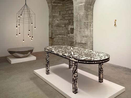 Galerie-Jean-Gabriel-Mitterrand-monumentale-table-exposition-paris-le-blog-de-l-hotel-20-ph-paris-dans-le-marais Galerie JGM. : monumentale !