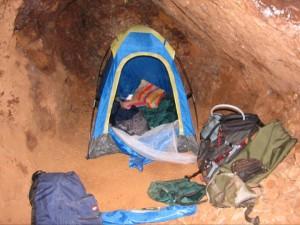 Camping dans la grotte de la mine
