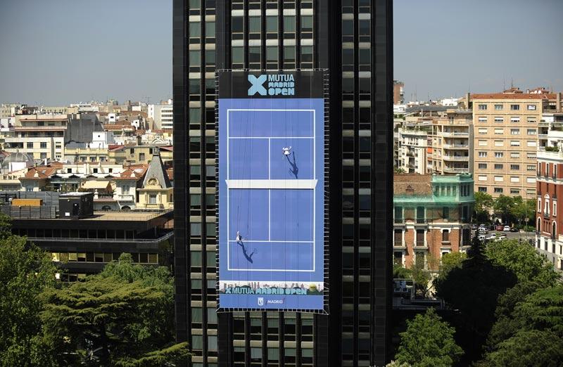 <b></div>Haute volée</b>. Ces deux joueurs de tennis défient la gravité. Accrochés par un harnais, ils ont mimé quelques échanges de balles, à la verticale, sur un terrain de 320 m² à soixante mètres du sol, le long de la façade d’un immeuble, mercredi 27 avril. L’objectif de cette démonstration est de promouvoir le tournoi de Madrid, qui se déroulera du 30 avril au 8 mai prochain.