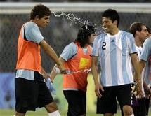 Maradona entretient la polémique autour de Tevez et Aguero