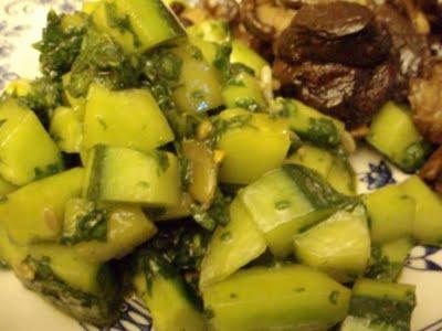 Salade de concombre au pesto d'épinard (et ode à ce légume gorgé d'eau)