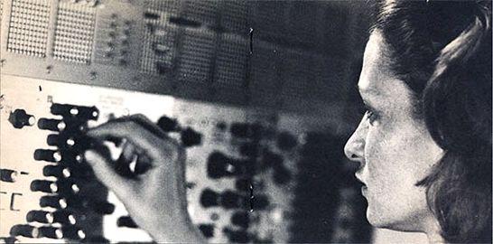 RENCONTRE AUTOUR D'ÉLIANE RADIGUE http://cdn.synthtopia.com/content/wp-content/uploads/2010/01/eliane-radigue-arp-2500.jpg