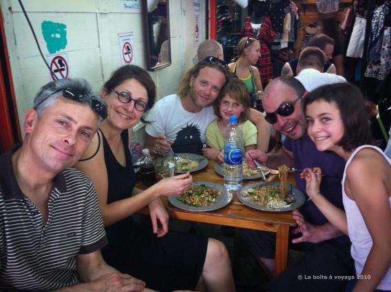 Retour à Bangkok, déjeuner au week-end market avec nos amis bretons (Rol, Marie, Léonie et Jade) (Thaïlande)