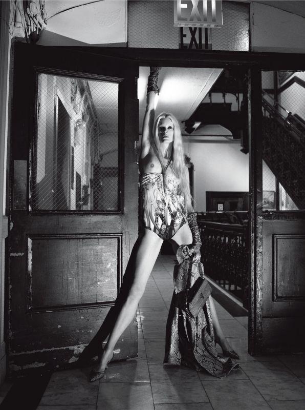 Kristen Mcmenamy par Steven Meisel pour Vogue Italie mai 2011 15