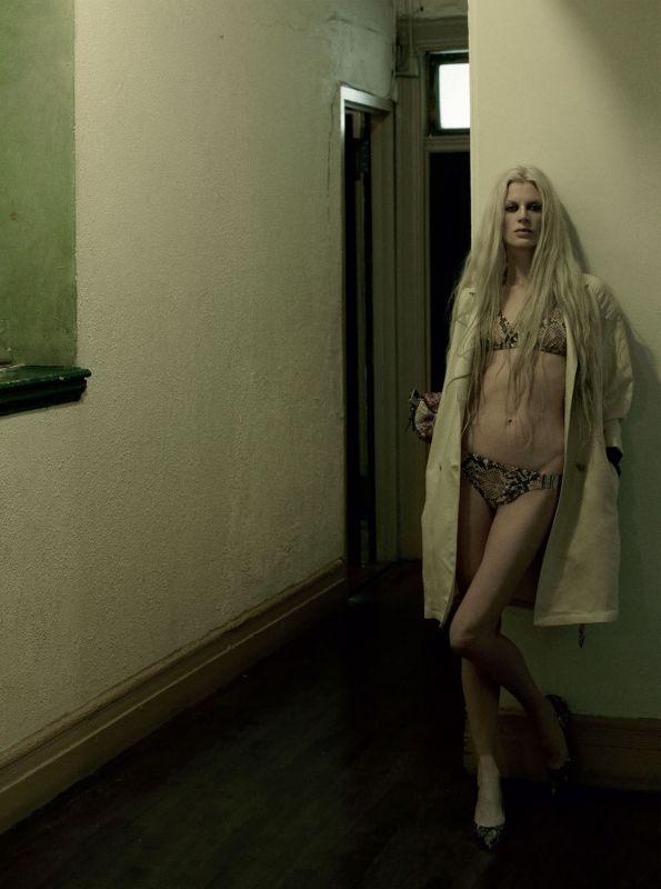 Kristen Mcmenamy par Steven Meisel pour Vogue Italie mai 2011 20