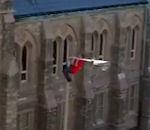 Un supporter des Red Sox grimpe sur un lampadaire vidéo supporter lampadaire