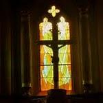Estaing, L'église Saint-Fleuret : les vitraux sont d'origine récente et donne une atmosphère toute particulière à l'église P1060144.JPG