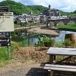 Estaing : La famille d'Estaing fut l'une des plus puissantes du Rouergue entre le XIIIe siècle et le XVIIIe siècle, période à laquelle elle s'éteignit. Le nom d'Estaing a été pris en 1922 par plusieurs membres de la famille Giscard qui descendent d'une autre famille d'Estaing, homonyme mais différente de l'illustre famille d'Estaing. P1060113.JPG