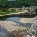 Estaing : pourrait-on appeler cela les berges d'Estraing ? Sinon, c'est l'avenue de la Laguiole ! P1060176.JPG