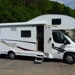 Estaing : N'ayant pas vu qu'il y avait une zone pour les camping-caristes à la sortie du village, nous nous sommes arrêtés juste avant, sur un parking doté d'une table de pique-nique. La vue sur Estaing est magnifique de cet endroit. P1060112.JPG