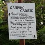 Estaing : Une zone est réservée aux camping-caristes à la sortie du village, mais la vue est moins jolie. Pratique toutefois pour y dormir... mais attention, interdit du 15 mai au 15 septembre... il faudra sortir le porte-monnaie et aller au camping... P1060122.JPG