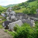 Estaing : vue sur l'arrière du chateau et le cimetière P1060131.JPG