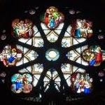 Espalion, église paroissiale Saint-Jean-Baptiste : rosace présentant différents actes de la vie de jesus. P1060235.JPG