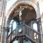 Espalion, église paroissiale Saint-Jean-Baptiste : D'après la légende dorée issue de plusieurs textes dont un office liturgique de St Hilarian, ce dernier serait né au 8ème siècle à Lévinhac de parents nobles. Enfant très pieux, il se tourna rapidement vers le sacerdoce. On le présente parfois comme le confesseur de Charlemagne (par confusion avec Hilarion), parfois comme le prêtre desservant la paroisse de Perse. Objet de persécutions de la part des sarrasins, il se serait rendu souvent pour dire la messe à Lévinhac par souci de sécurité et devait parfois échapper à ses ennemis en traversant la rivière. Lorsque le Lot était trop gros, il étendait son manteau sur l'eau et s'en servait comme d'une barque. Une croix marque l'emplacement du passage. Décapité par ses ennemis, il fut enterré à Lévinhac avant que ses restes ne soient transférés à Perse où les premiers pèlerins de Compostelle venaient se recueillir sur ses reliques. P1060226.JPG