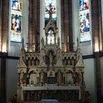 Espalion, église paroissiale Saint-Jean-Baptiste : le chœur contient un très bel autel en pierre du Poitou, matériau également utilisé pour la chaire qui constitue le plus bel ornement de l'église. P1060227.JPG