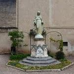 Espalion, église paroissiale Saint-Jean-Baptiste : statue de la vierge marie devant l'église P1060238.JPG