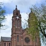 Espalion, église paroissiale Saint-Jean-Baptiste : À la fin du XIXe siècle, l'église St Jean étant devenue trop petite, un nouvel édifice est mis en chantier par le chanoine Brévier. A noter deux statues de 6 m de haut juchées à 45 m, sur les tours: la Vierge et Saint Joseph P1060212.JPG