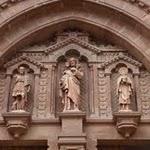 Espalion, église paroissiale Saint-Jean-Baptiste : à droite, Saint Hilarian d'Espalion, martyr, fut enterré à Perse. Il est né vers 760 à Lévinhac, hameau de la commune de Saint-Côme-d'Olt. A droite, le Bon Pasteur, et au centre Saint Jean Baptiste tenant un mouton sur ses épaules. P1060222.JPG