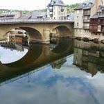 Espalion : Le pont-vieux a été construit vers le XIe siècle par les seigneurs de Calmont. Jalonné dès le XIIe siècle de diverses échoppes,il fut au XVe siècle inclus dans le système de fortifications de la ville et doté de trois tours, puis en 1588 la dernière arche fut remplacée par un pont-levis. Ces fortifications disparurent au XVIIe siècle et le Pont-Vieux fut remplacé en 1846 par le Pont-Neuf. Classé Monument historique en 1888. Une voie romaine secondaire franchissait le Lot à Saint-Côme-d'Olt par un gué près de l'emplacement du pont gothique. Au fond, à droite, les anciennes tanneries P1060246.JPG